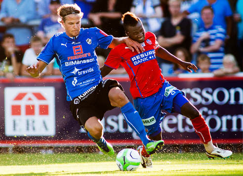 Helsingborgs David Accam försöker ta sig förbi Halmstads
