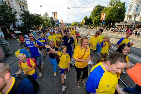 Supportrar på väg till arenan innan semifinalen mellan