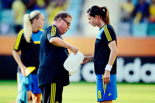 Lotta Schelin får vatten av läkaren Yelverton Tegner