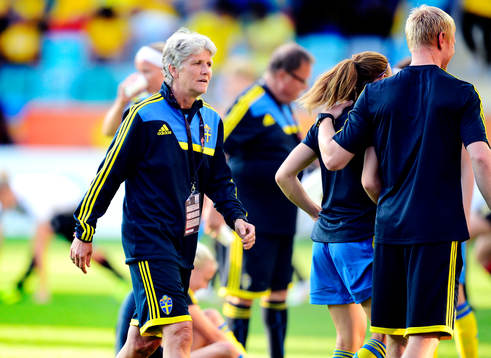 Sveriges förbundskapten Pia Sundhage går omkring innan
