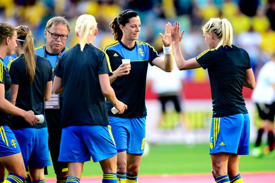 Sveriges Lotta Schelin och Josefine Öqvist gör high-five