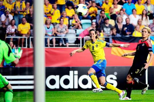 Sveriges Lotta Schelin skjuter mot mål, Tysklands Saskia