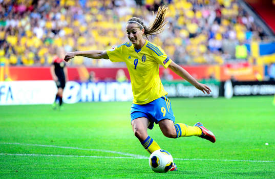 Sveriges Kosovare Asllani skjuter i semifinalen mellan
