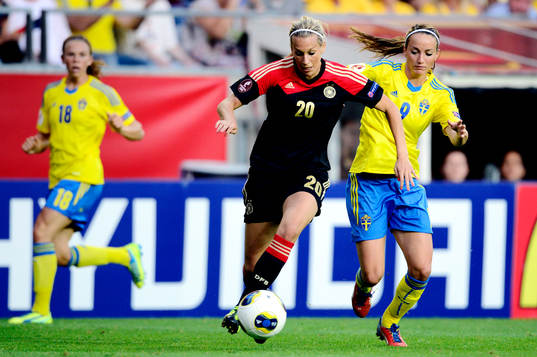 Tysklands Lena Goessling och Sveriges Kosovare Asllani i