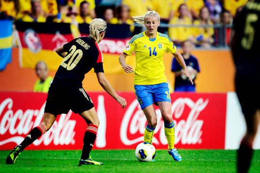 Sveriges Josefine Öqvist med bollen mot Tysklands Lena