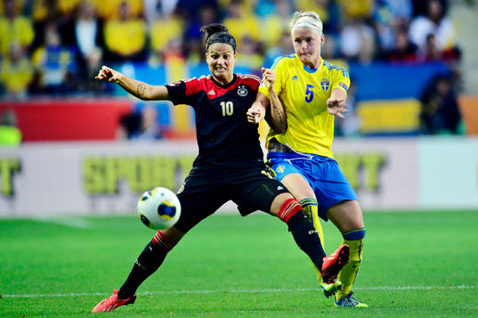 Tysklands Dzsenifer Marozsán och Sveriges Nilla Fischer i