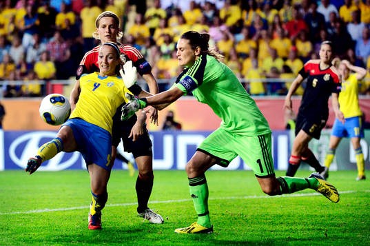Sveriges Kosovare Asllani missar målchansen mot Tysklands