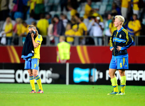 Sveriges Kosovare Asllani och Nilla Fischer deppar