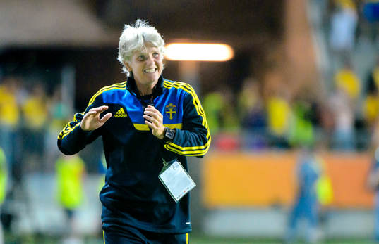 Sveriges förbundskapten Pia Sundhage gråter samtidigt som