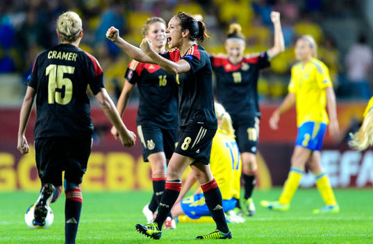 Tysklands Nadine Kessler jublar