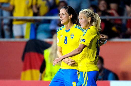 Sveriges Lotta Schelin och Josefine Öqvist tittar på