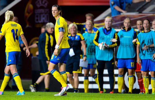 Sveriges Lotta Schelin tittar