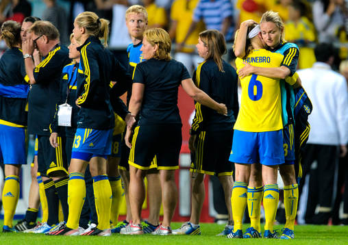 Sveriges Stina Segerström kramar om Sara Thunebro (vänd