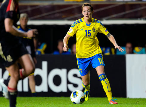 Sveriges Therese Sjögran med bollen i semifinalen mellan