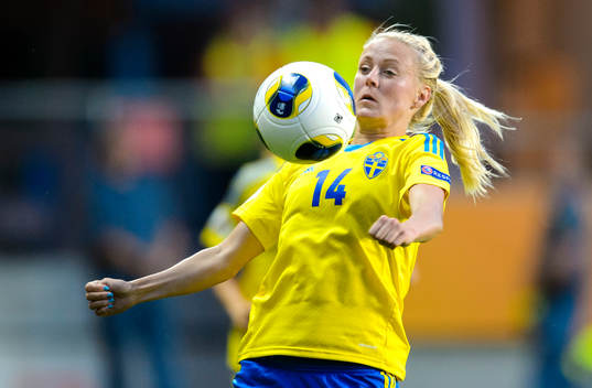 Sveriges Josefine Öqvist tar ner bollen på bröstet i