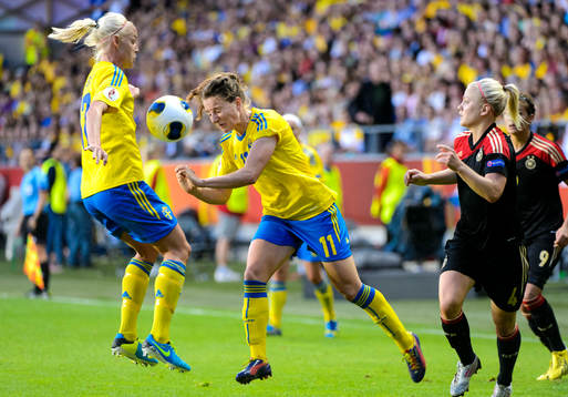 Sveriges Antonia Göransson (h) nickar bollen mot Caroline