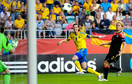Sveriges Lotta Schelin skjuter mot mål förbi Tysklands