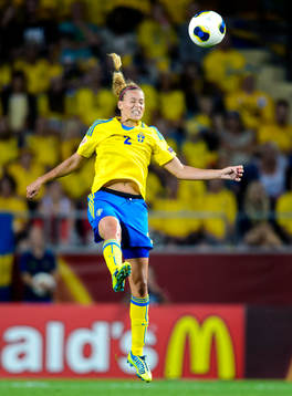 Sveriges Charlotte Rohlin nickar bollen i semifinalen