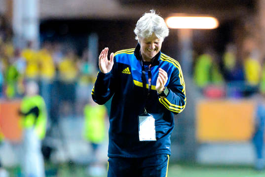 Sveriges förbundskapten Pia Sundhage gråter samtidigt som