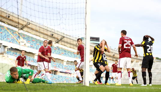 Nära mål för Häcken, Sparta Prags målvakt Tomás