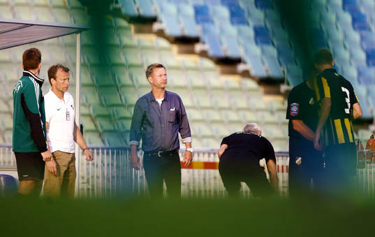 Häckens tränare Peter Gerhardsson mellan benen på Sparta