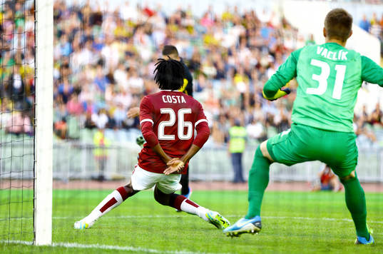 Sparta Prags Costa Nhamoinesu och målvakt Tomás Vaclik