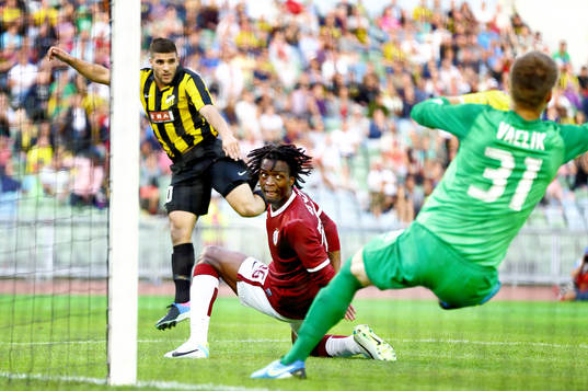 Sparta Prags Costa Nhamoinesu och målvakt Tomás Vaclik