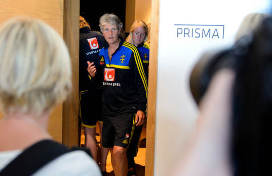 Sveriges förbundskapten Pia Sundhage kommer ut till