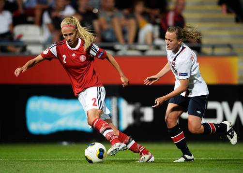 Danmarks Line Röddik och Norges Kristine Hegland i matchen