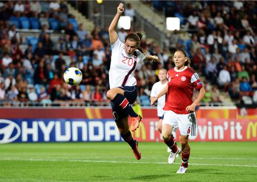Norges Emilie Haavi och Danmarks Mariann Knudsen i matchen