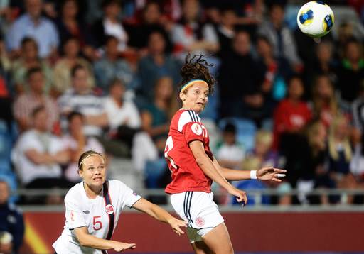 Norges Toril Akerhaugen och Danmarks Nadia Nadim i matchen