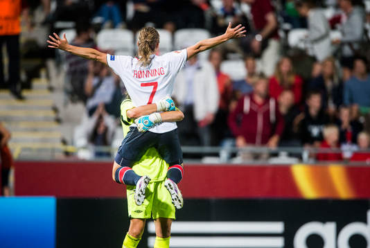 Norges Trine Rönning sparkar in