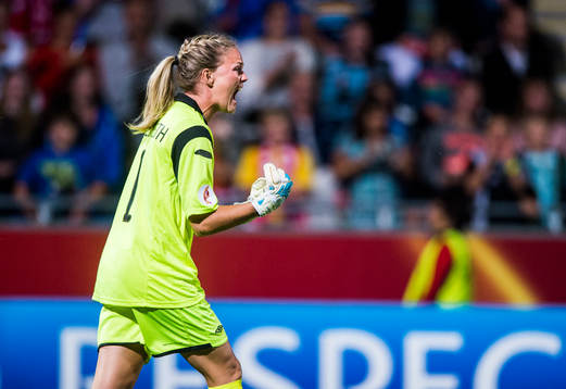 Norges målvakt Ingrid Hjelmseth skriker ut sin glädje