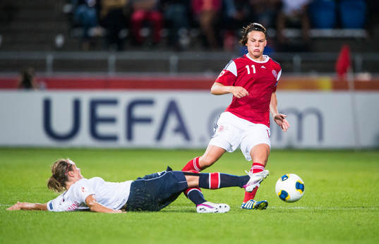 Norges Trine Rönning glidtacklar Danmarks Katrine Veje i
