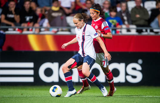 Norges Toril Akerhaugen och Danmarks Nadia Nadim i matchen