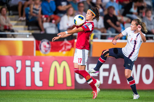 Danmarks Nadia Nadim och Norges Trine Rönning i matchen