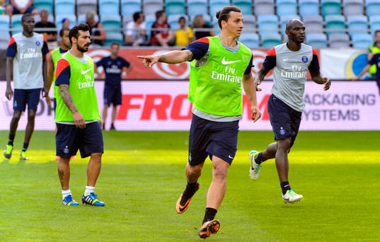 Zlatan Ibrahimovic springer och pekar