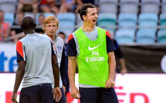 Zlatan Ibrahimovic går och gäspar