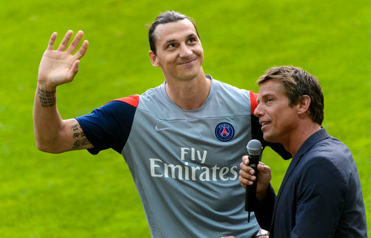 Zlatan Ibrahimovic vinkar till publiken