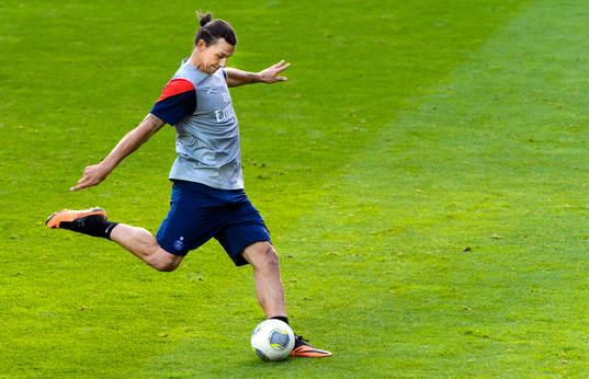 Zlatan Ibrahimovic laddar för skott