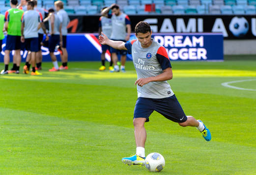 Paris Saint-Germains Thiago Silva laddar för skott