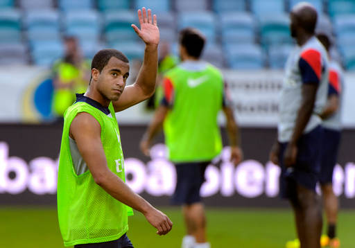Paris Saint-Germains Lucas Moura vinkar till publiken