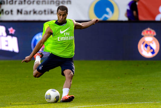 Paris Saint-Germains Lucas Moura laddar för skott