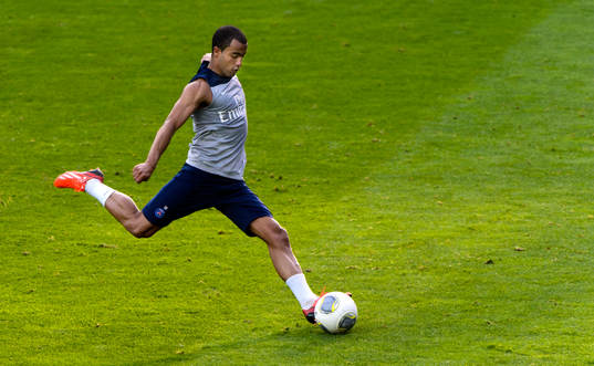 Paris Saint-Germains Lucas Moura laddar för skott