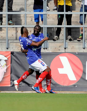Åtvidabergs John Owoeri  jublar 1-0 målet Ricardo Santos