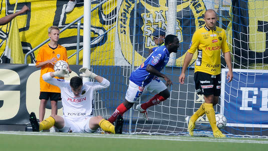 Åtvidabergs John Owoeri gör sitt 1-0 mål