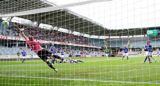 Mål 1-0 av GAIS' Joel Johansson, Sundsvalls målvakt Tommy
