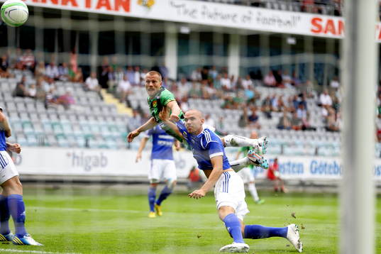 Mål 1-0 av GAIS' Joel Johansson, intill Sundsvalls Marcus