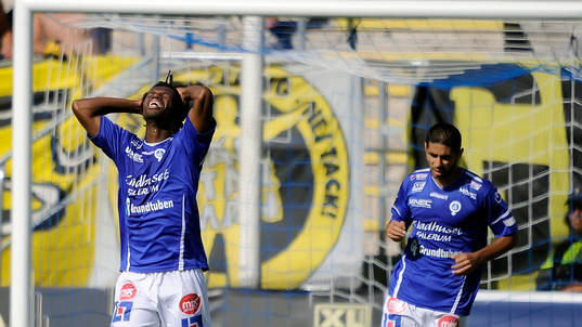 Åtvidabergs Mohamed Abubakari depparunder fotbollsmatchen