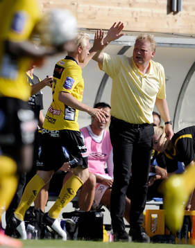 Elfsborgs tränare Jörgen Lennartsson gratulerar Johan
